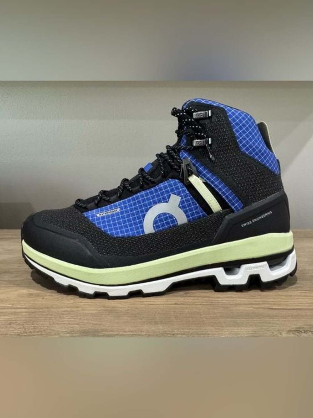 On Running Women’s Size 9 Waterproof Boot.